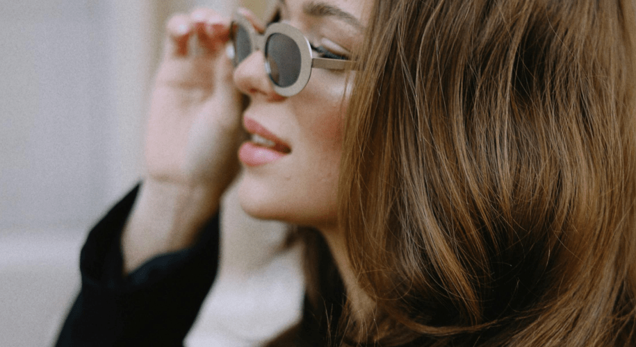 Woman with sunglasses and wavy hair