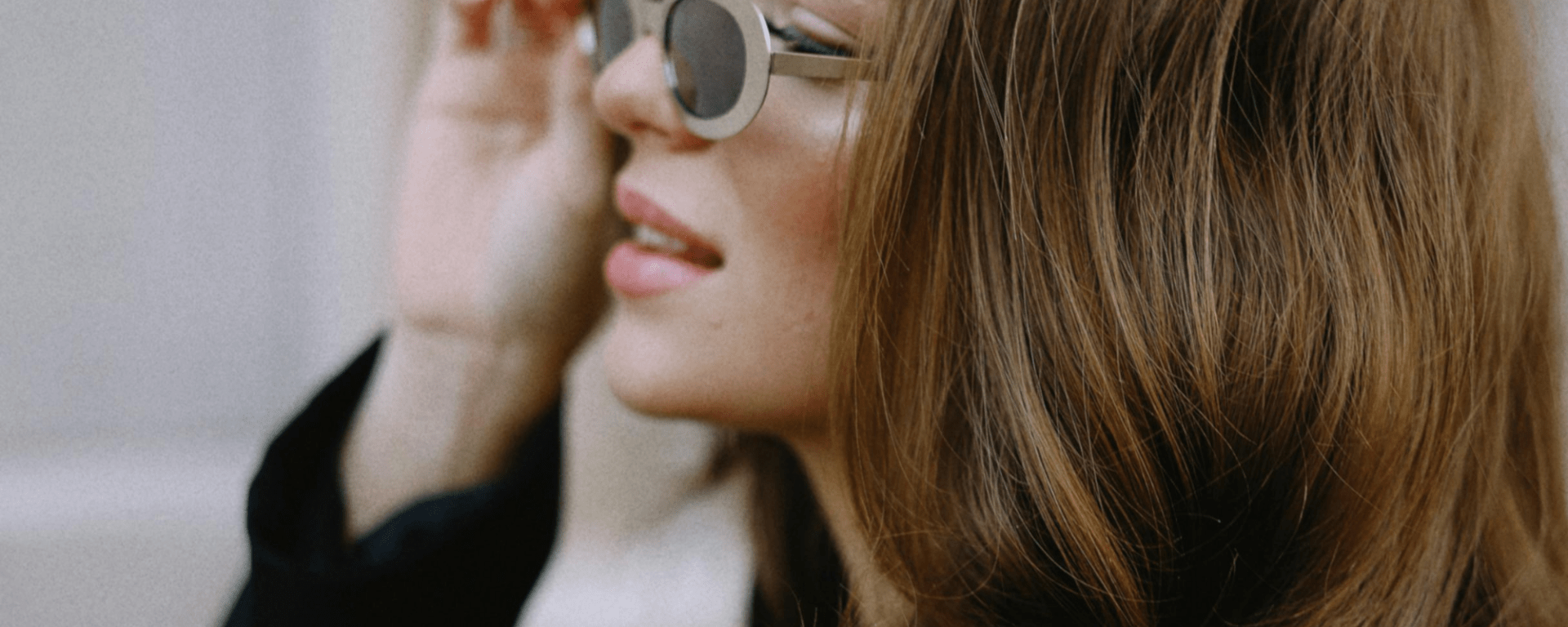Woman with sunglasses and wavy hair